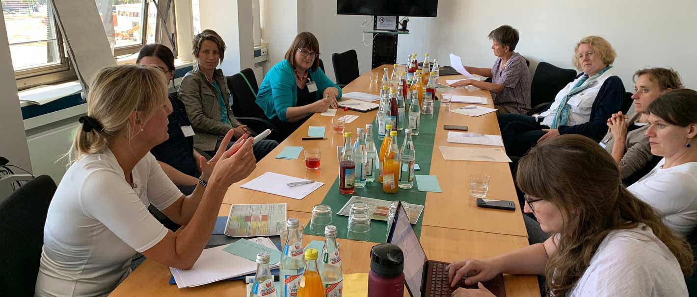 Strategien gegen die „Leaky Pipeline“: Wie bleiben Akademikerinnen in der Postdoc-Phase der Wissenschaft erhalten?